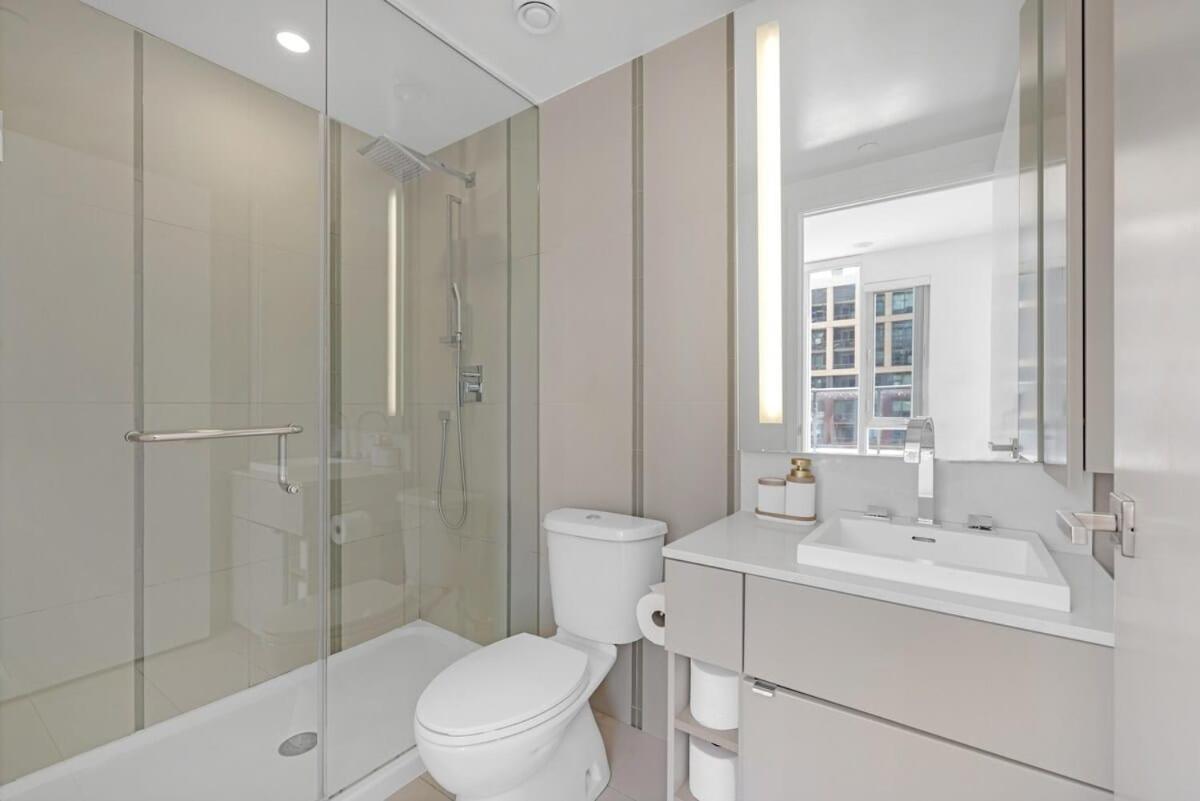 Luxury 2br Enormous Patio Parking * Toronto