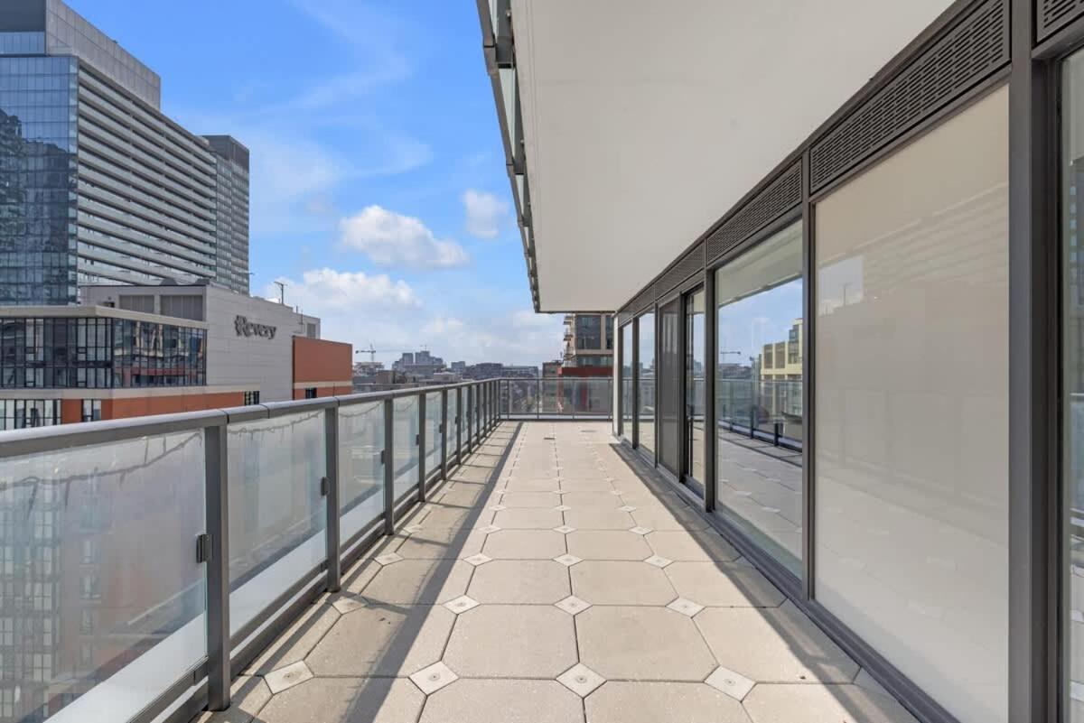 Luxury 2br Enormous Patio Parking Apartment Toronto