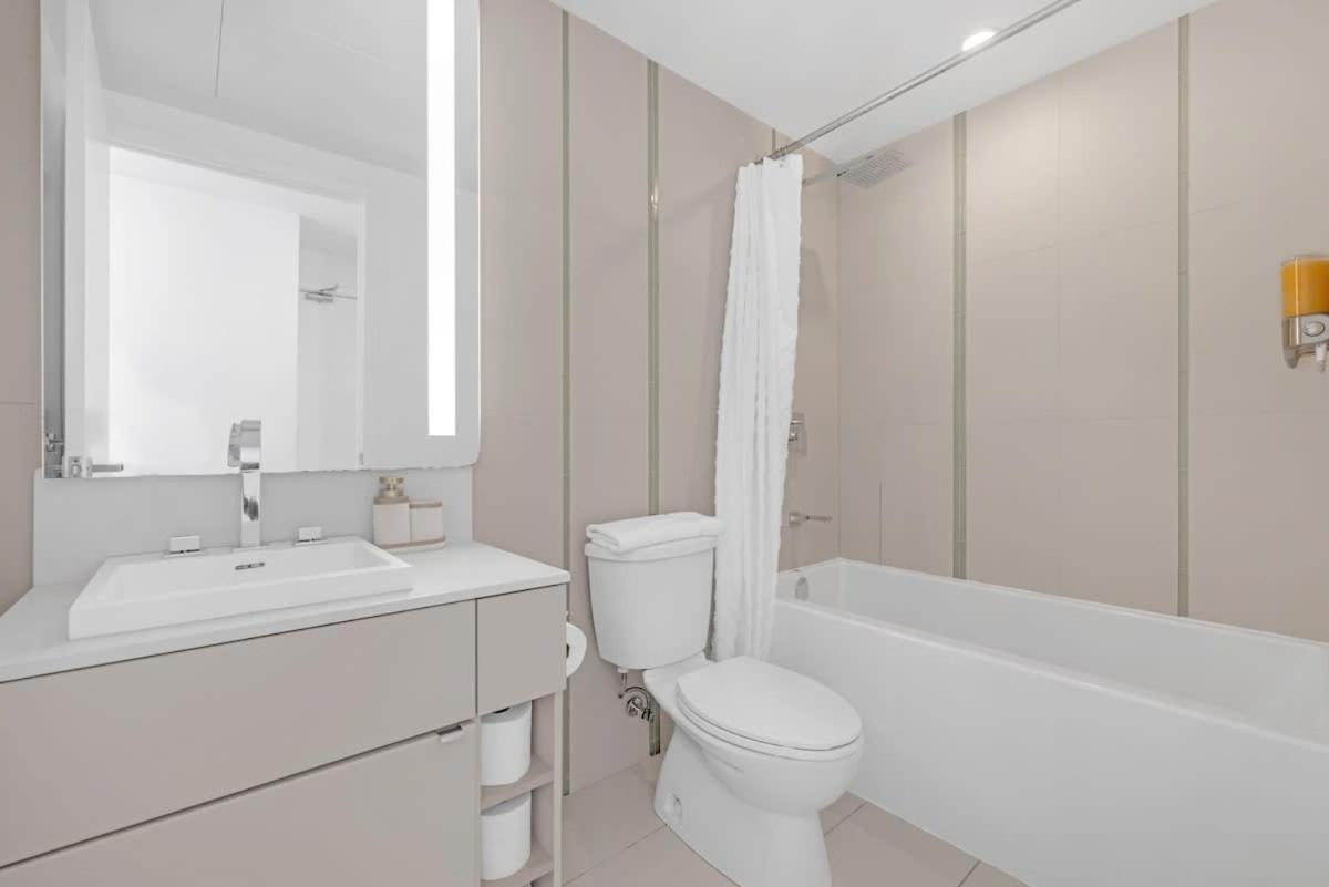 Luxury 2br Enormous Patio Parking Toronto