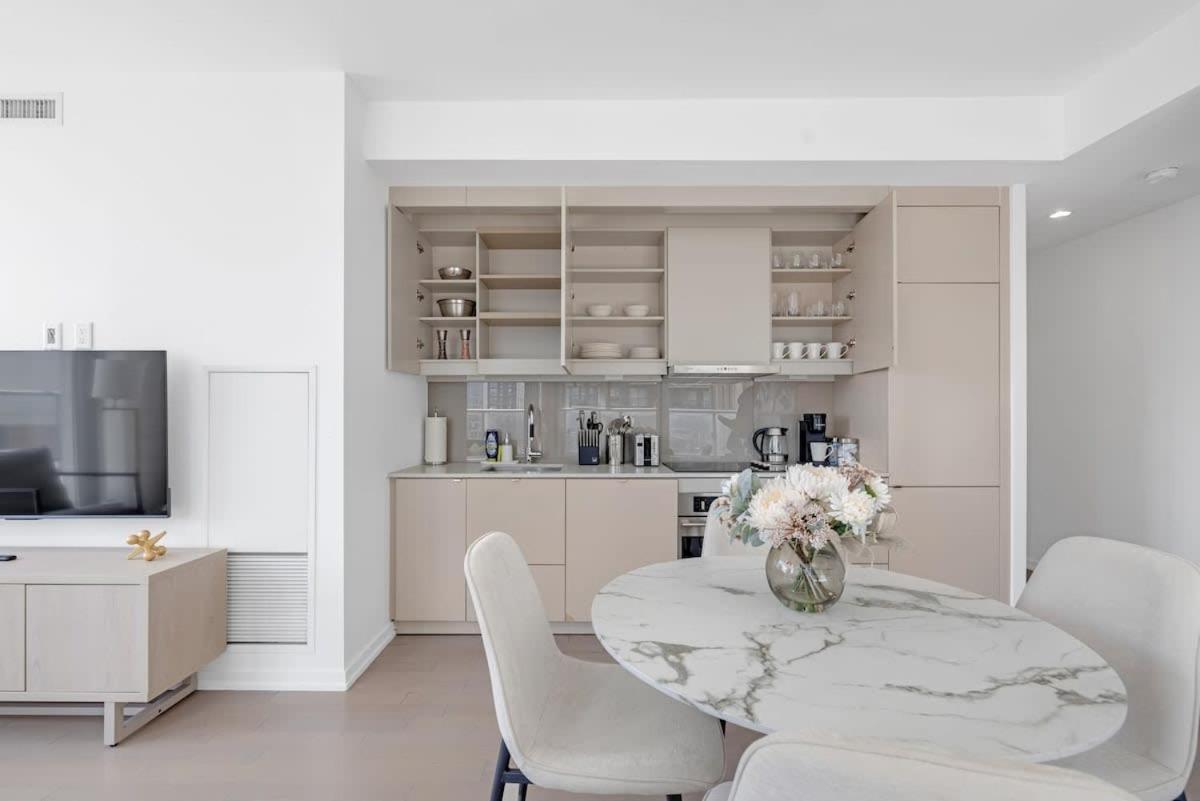 Luxury 2br Enormous Patio Parking Apartment