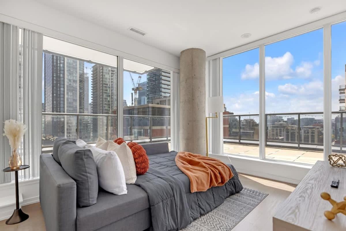 Apartment Luxury 2br Enormous Patio Parking Toronto