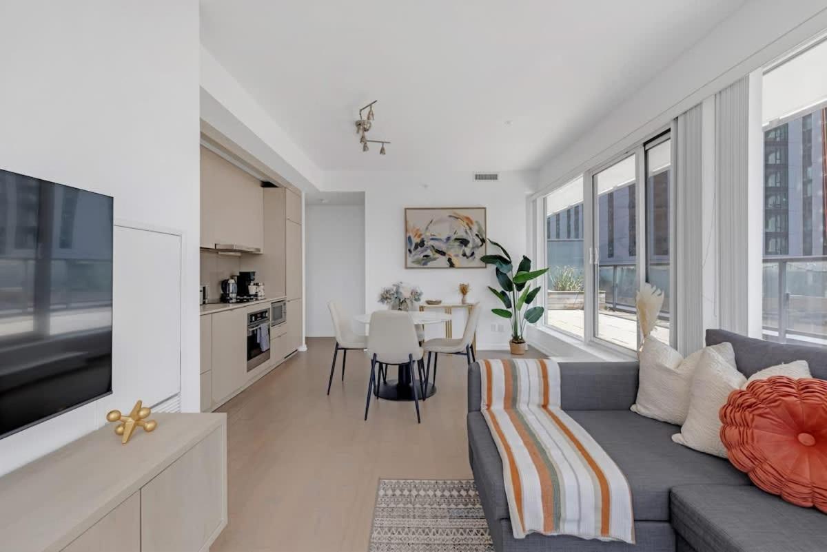 Apartment Luxury 2br Enormous Patio Parking Toronto