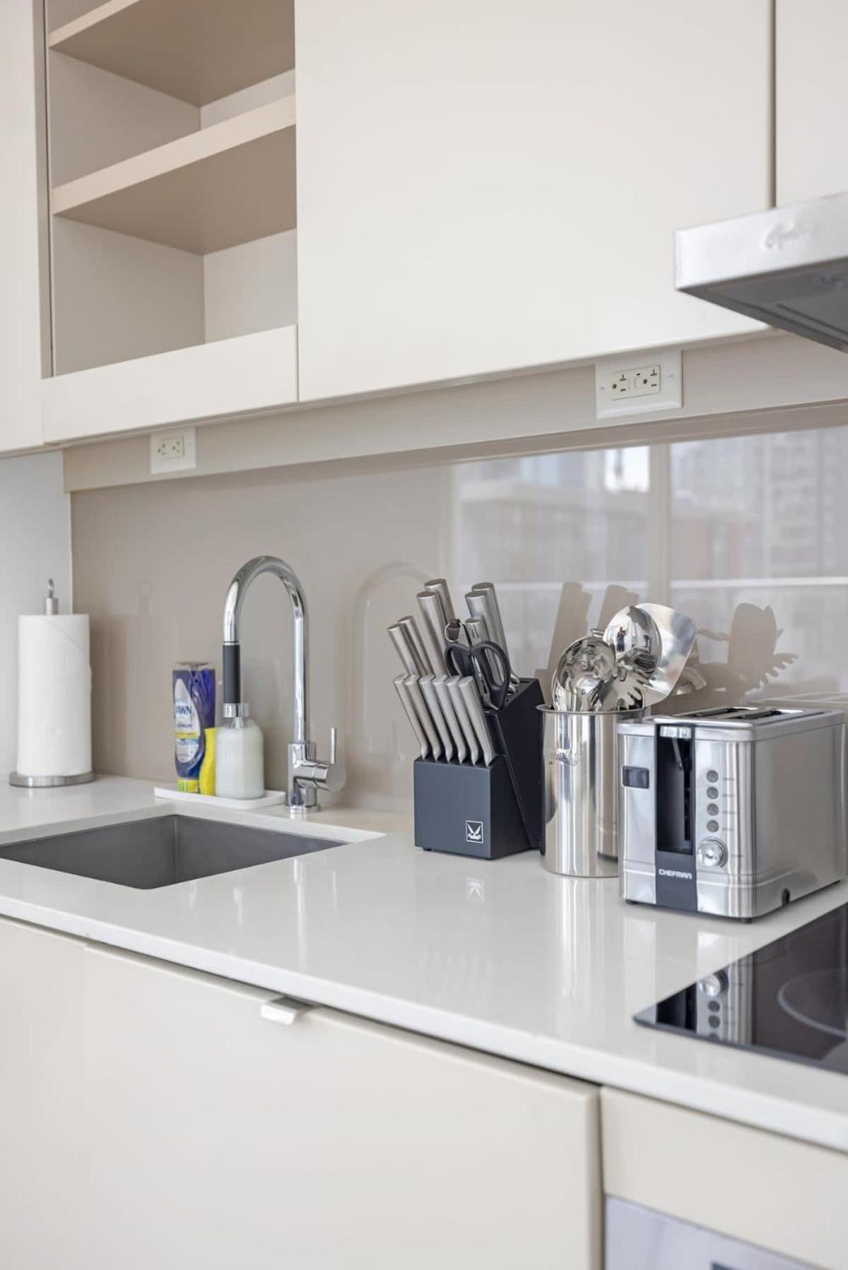 Luxury 2br Enormous Patio Parking Toronto