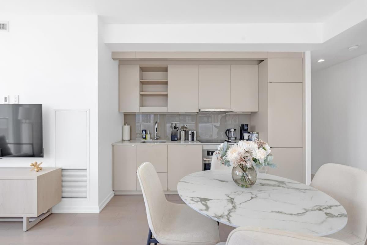 Luxury 2br Enormous Patio Parking Apartment