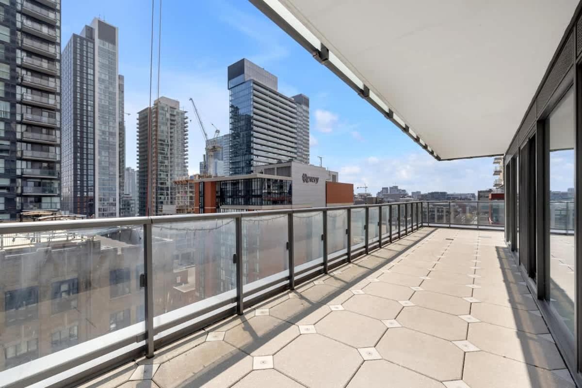 Luxury 2br Enormous Patio Parking Toronto