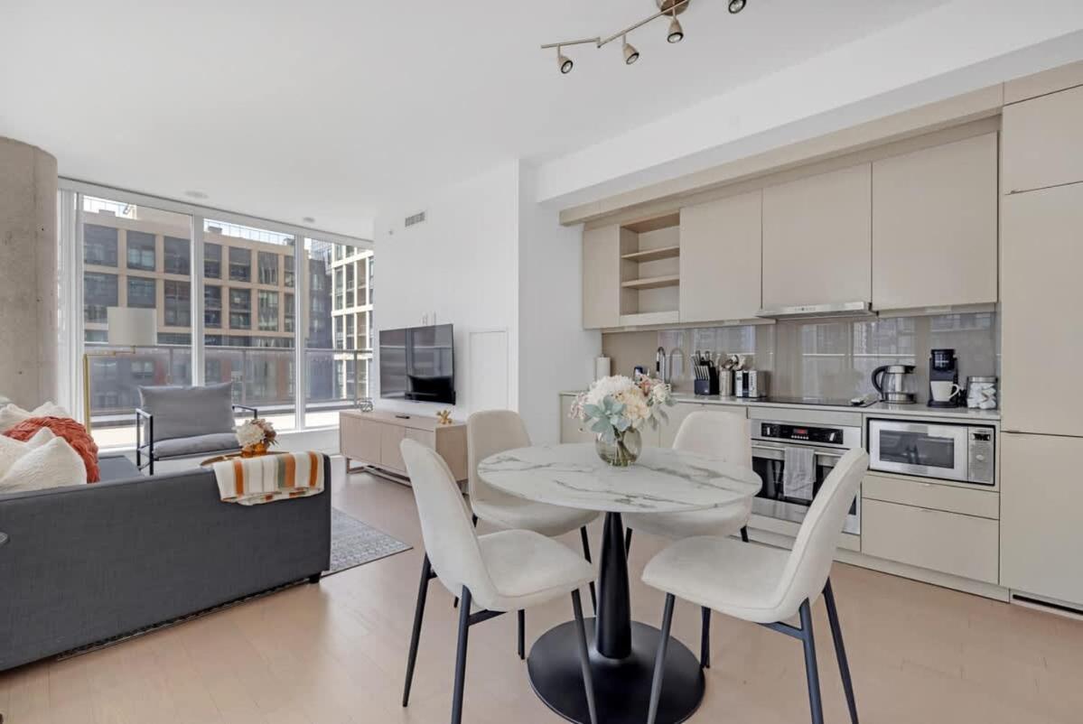Luxury 2br Enormous Patio Parking * Toronto
