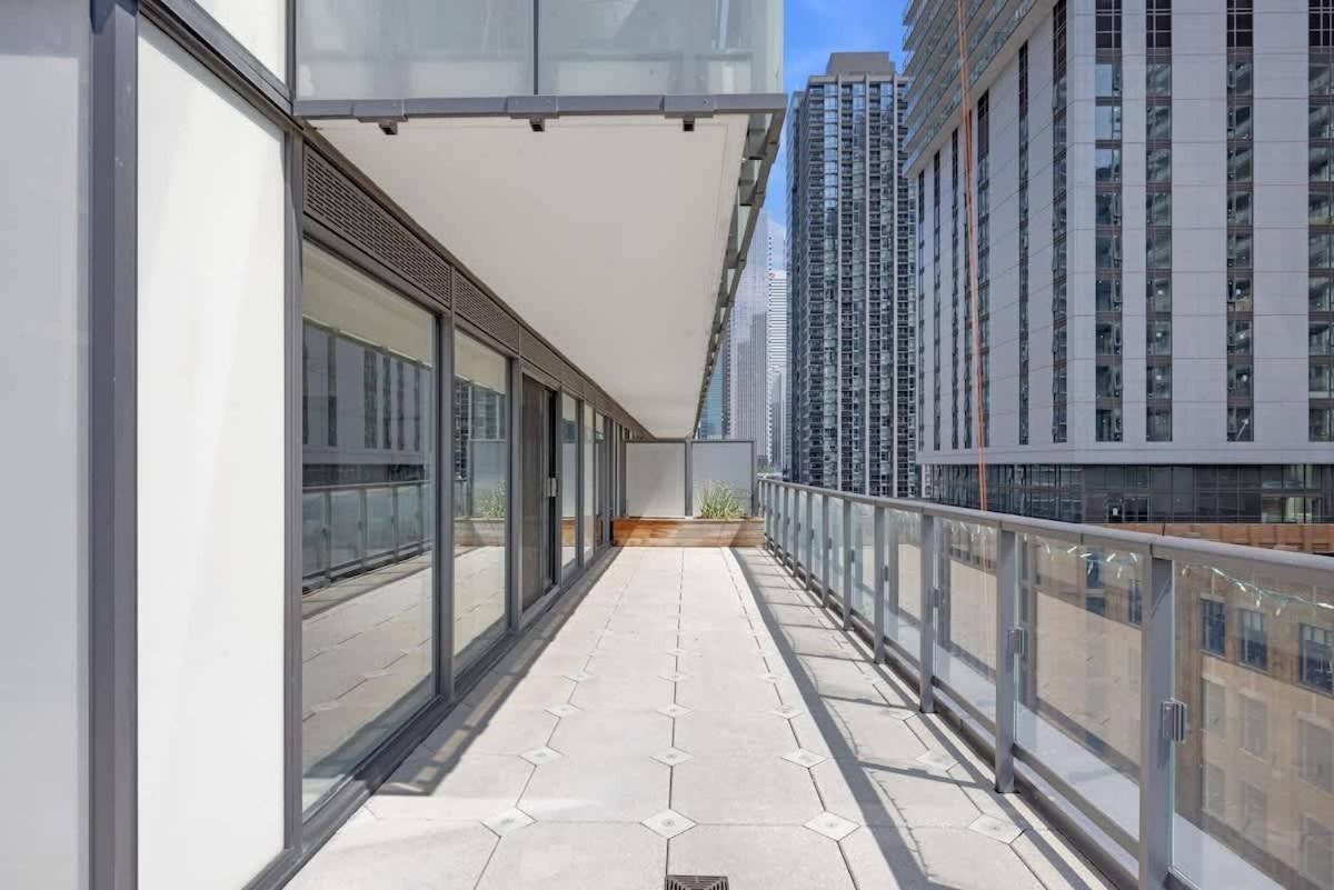 Luxury 2br Enormous Patio Parking Apartment