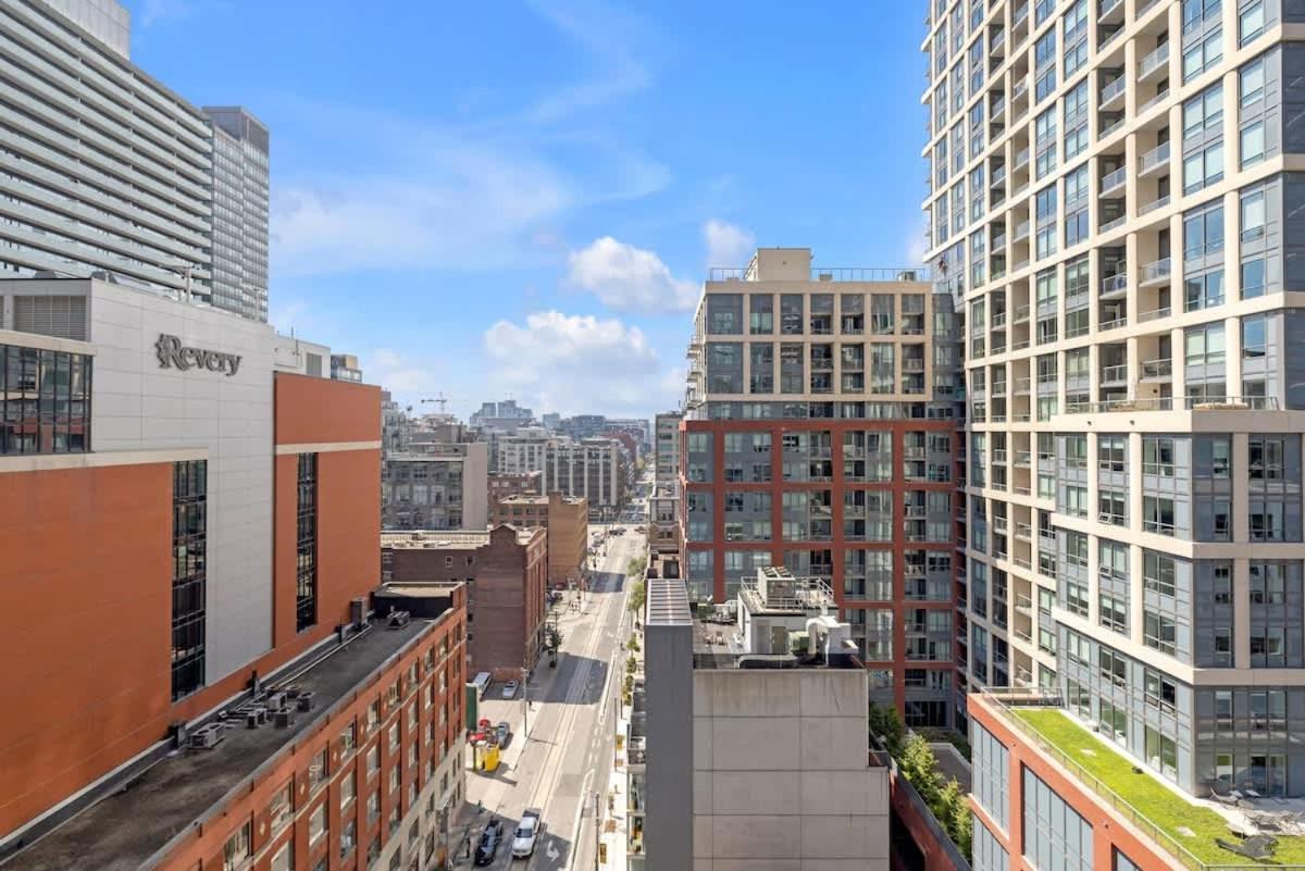 Luxury 2br Enormous Patio Parking Apartment Toronto