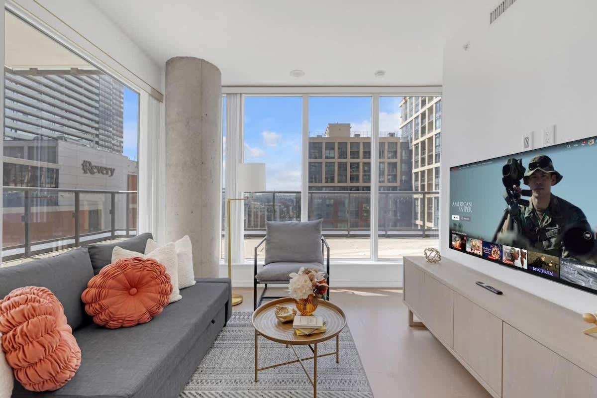 Apartment Luxury 2br Enormous Patio Parking Toronto