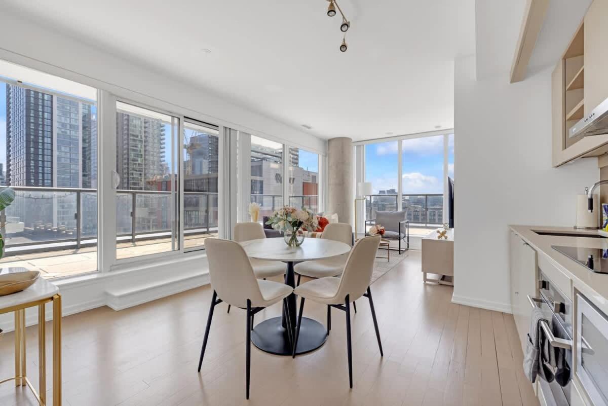 Luxury 2br Enormous Patio Parking Toronto