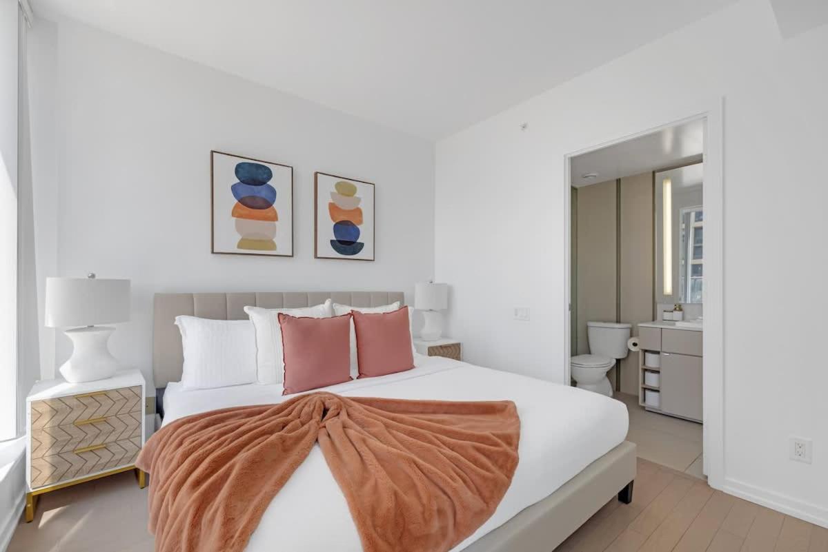 Luxury 2br Enormous Patio Parking * Toronto