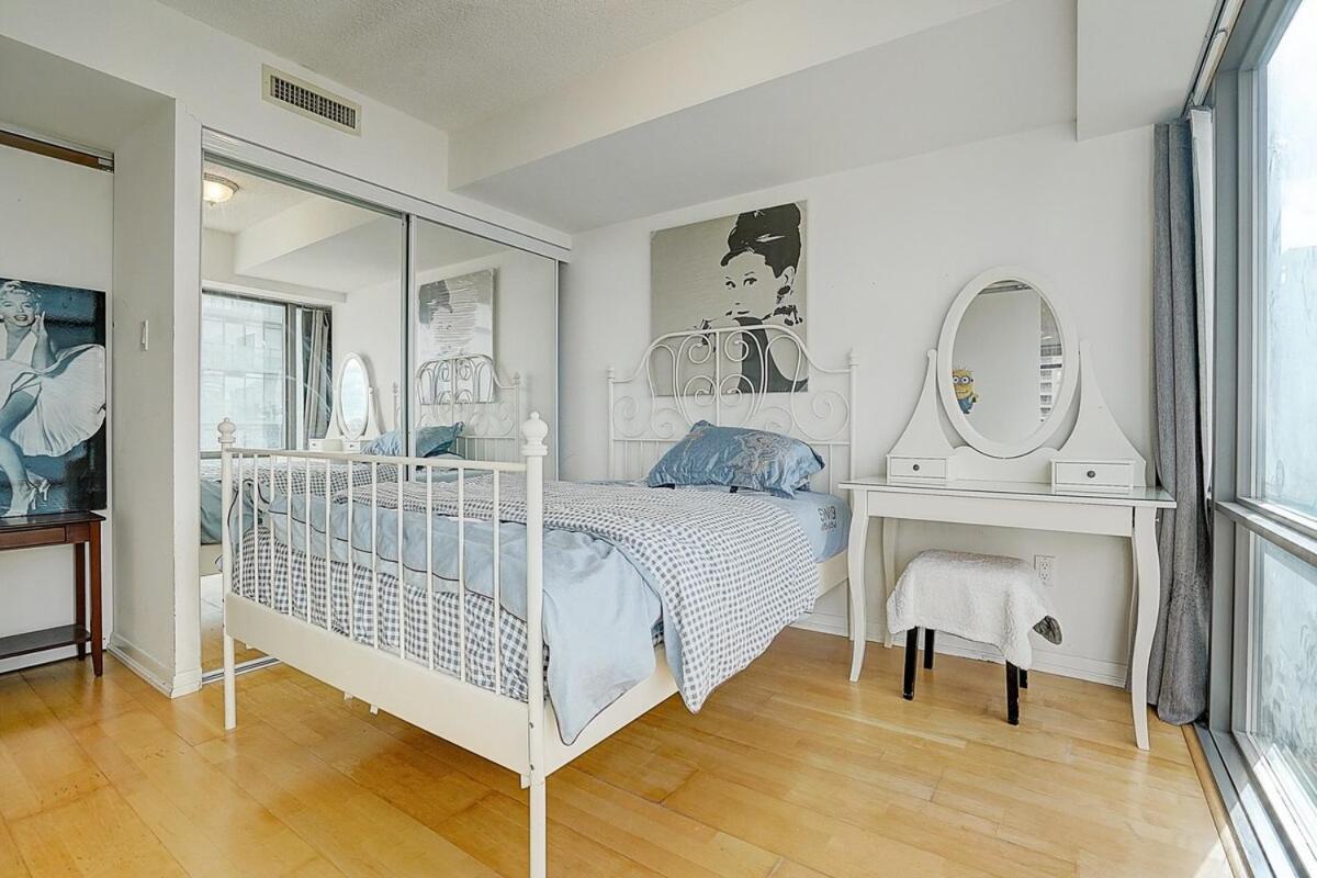 Apartment Chic Downtown Toronto