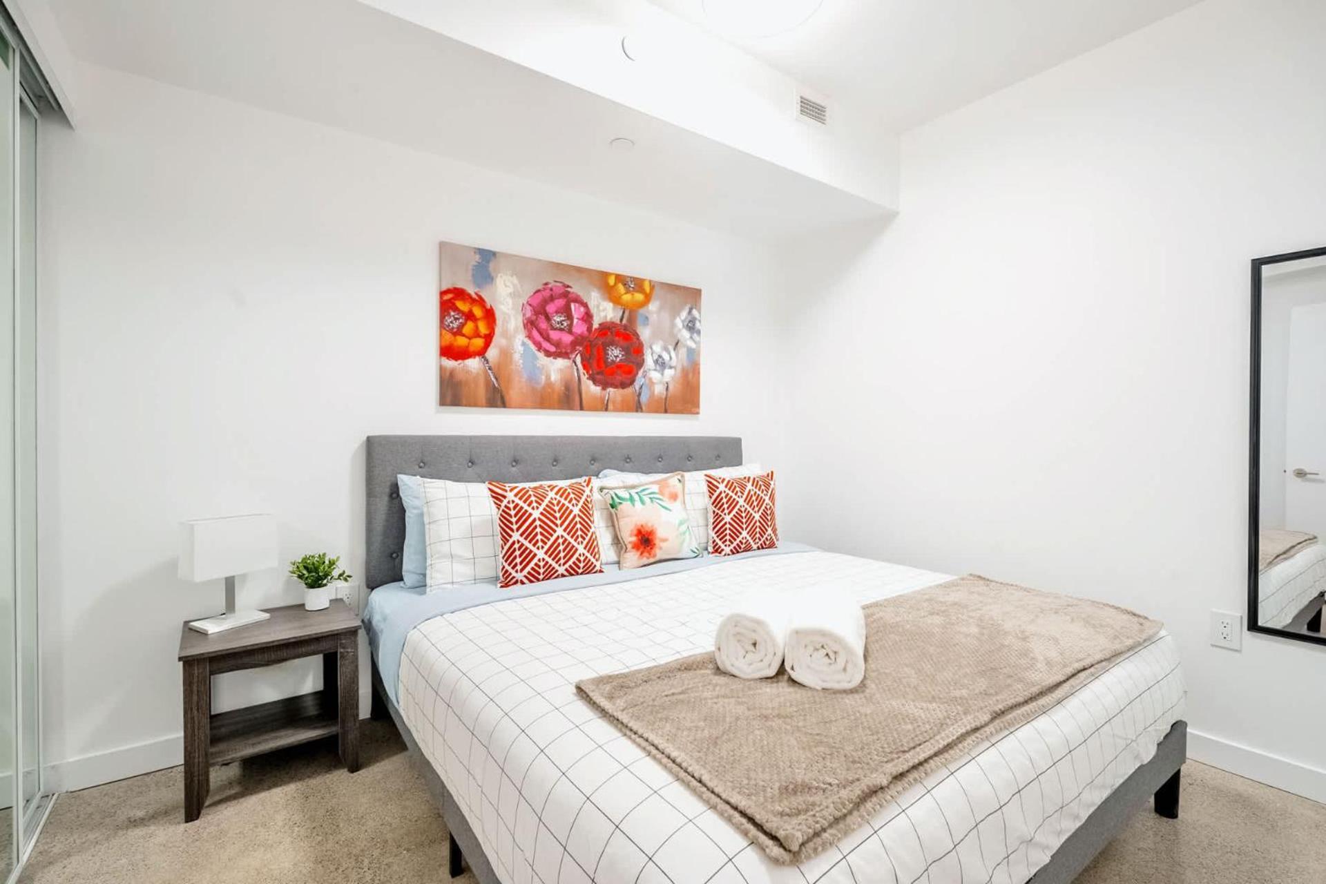 Spacious 2br - Regent Park Near Downtown
