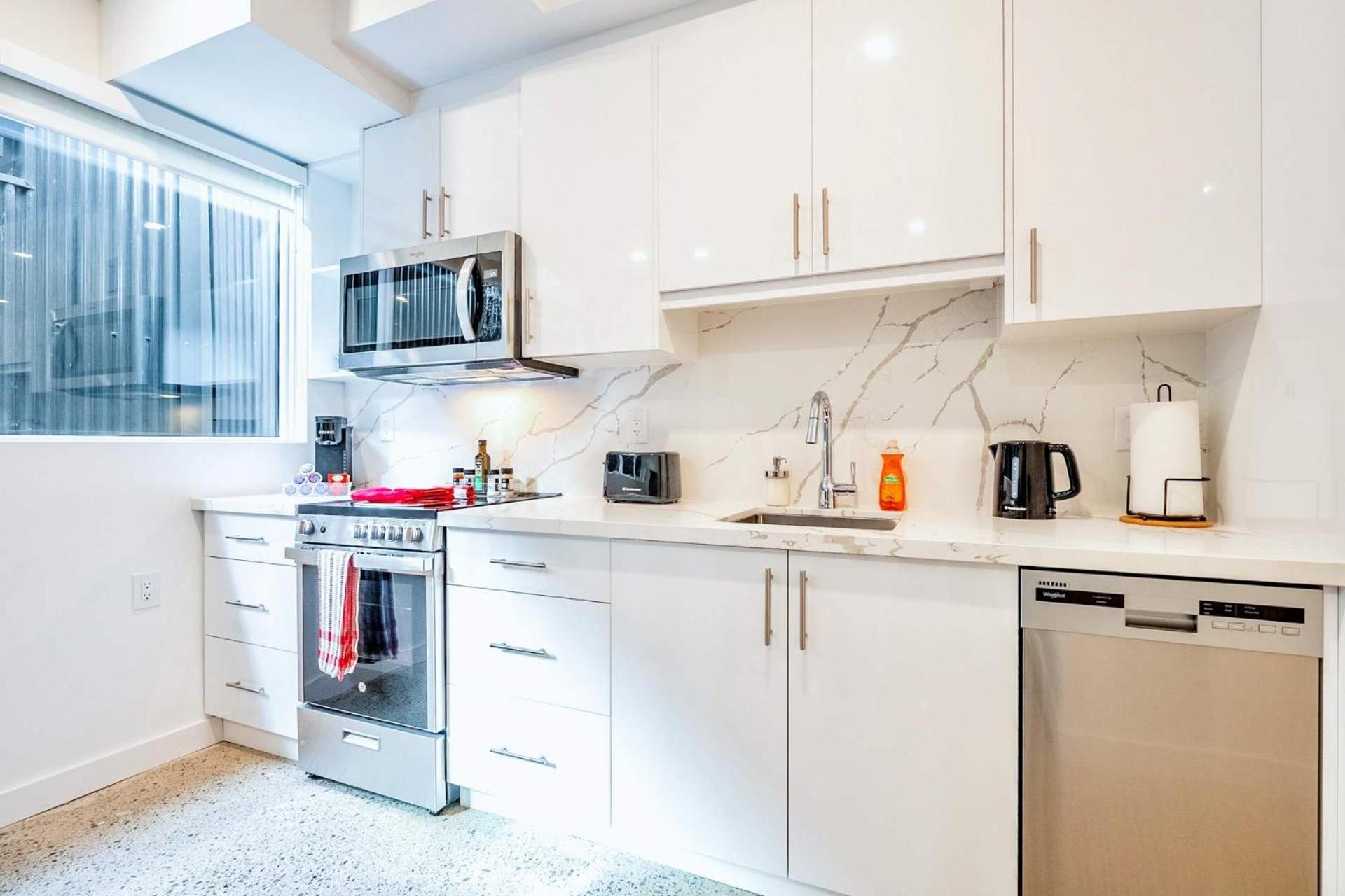 Spacious 2br - Regent Park Near Downtown Apartment