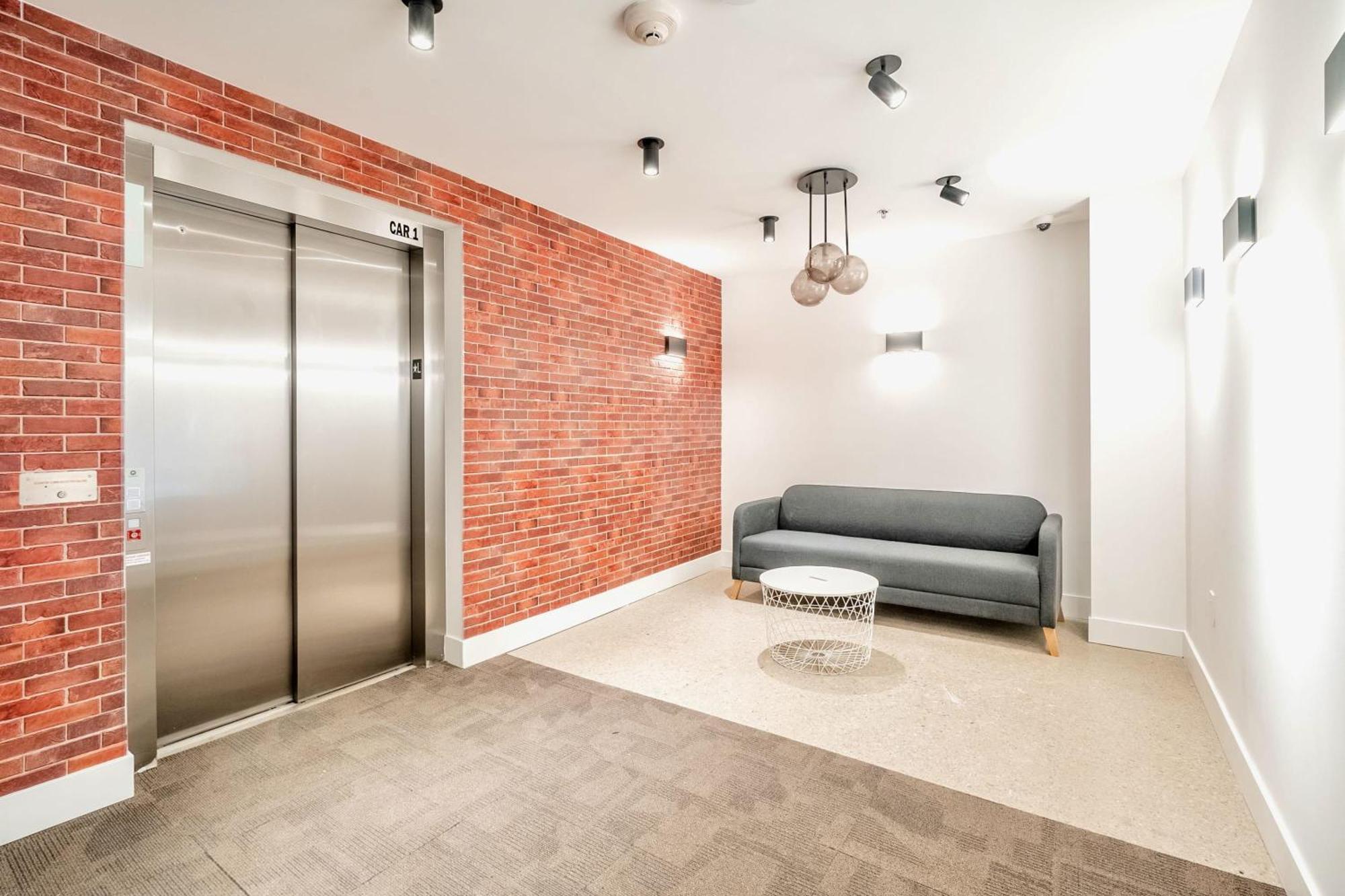 Spacious 2br - Regent Park Near Downtown *