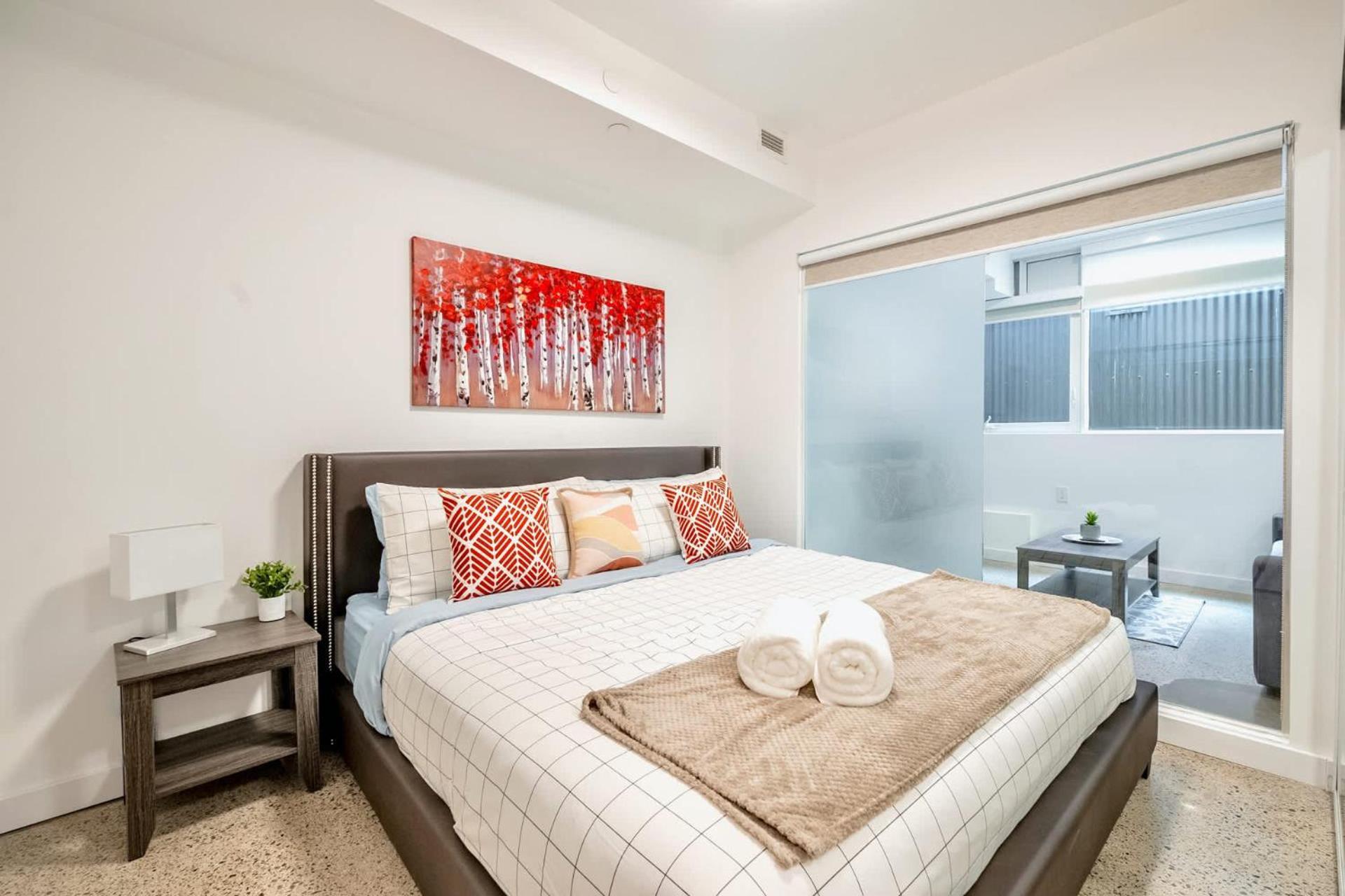 Spacious 2br - Regent Park Near Downtown *