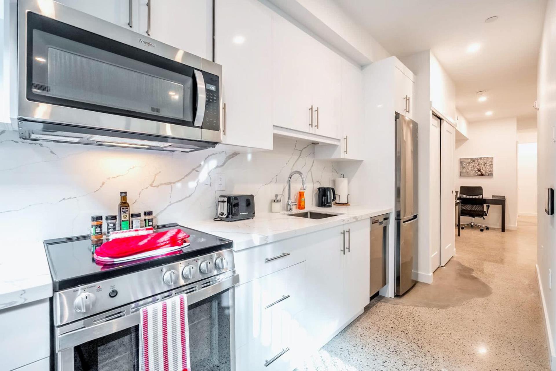 Spacious 2br - Regent Park Near Downtown Apartment