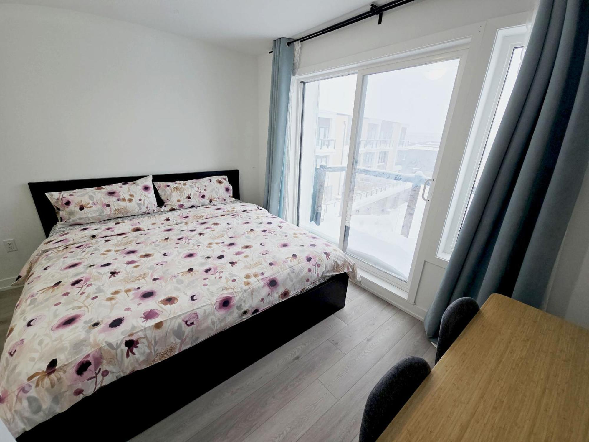 Guest house King Bed Tv Private Ensuite Retreat Bathroom Or Economical Double Bed Toronto