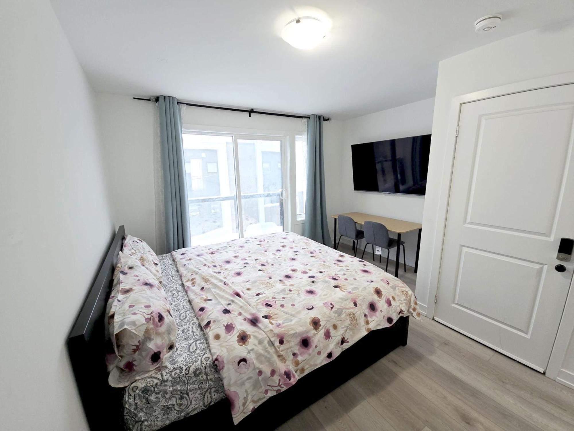 King Bed Tv Private Ensuite Retreat Bathroom Or Economical Double Bed Guest house Toronto