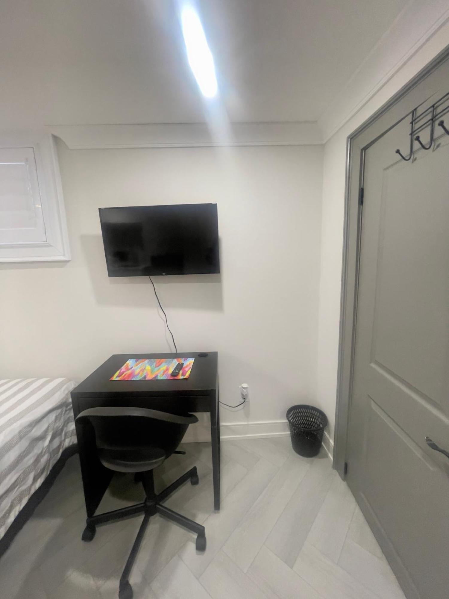 Cozy Basement With Free Parking In Homestay
