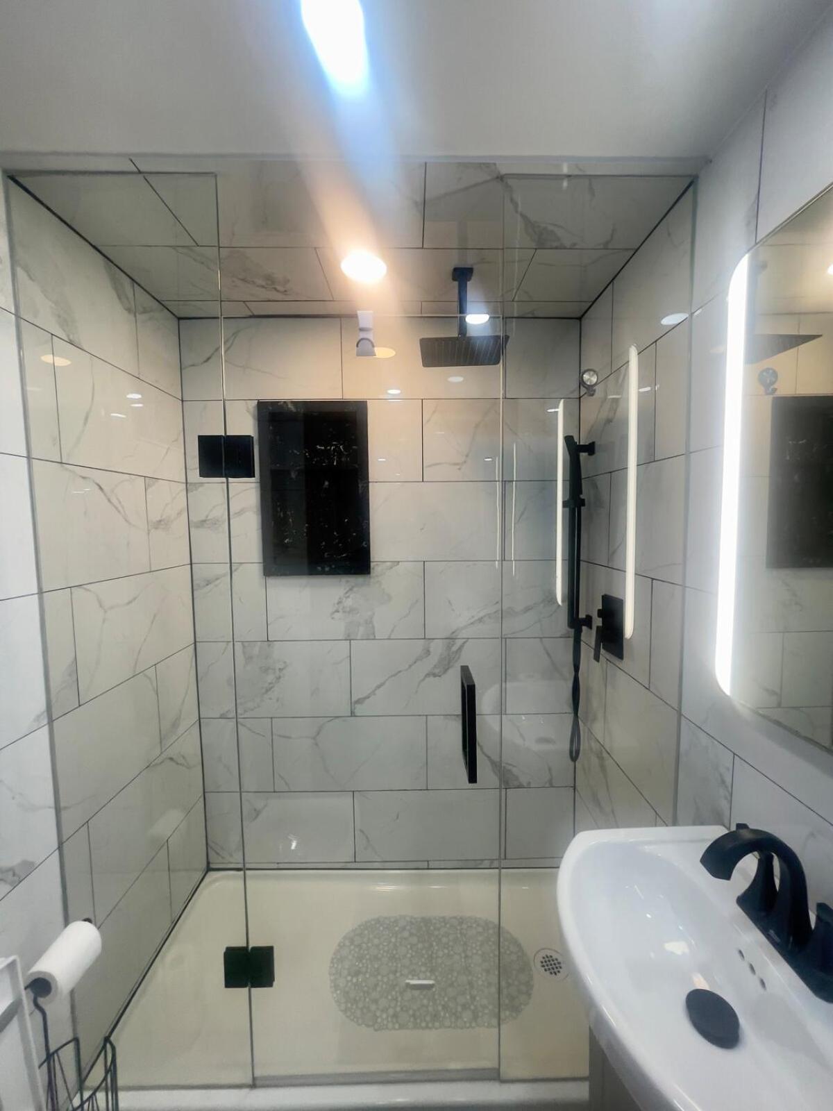 Homestay Cozy Basement With Free Parking In
