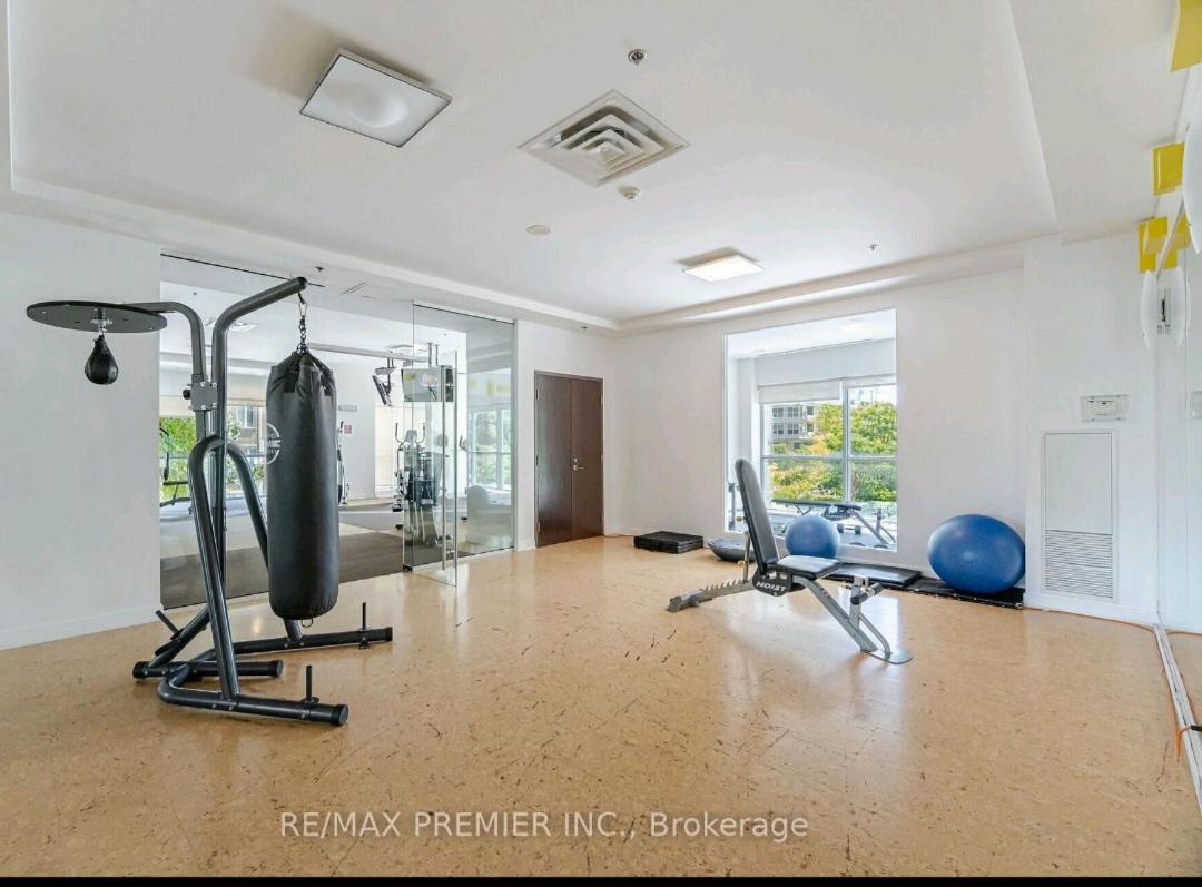 Downtown Spacious Lakeview 2 Beds Salt Water Pool Gym Free Parking Apartment