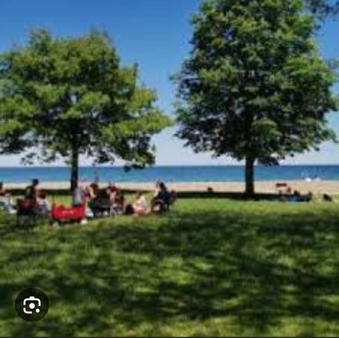 Downtown Spacious Lakeview 2 Beds Salt Water Pool Gym Free Parking Toronto