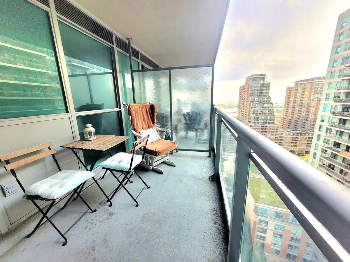 Downtown Spacious Lakeview 2 Beds Salt Water Pool Gym Free Parking * Toronto