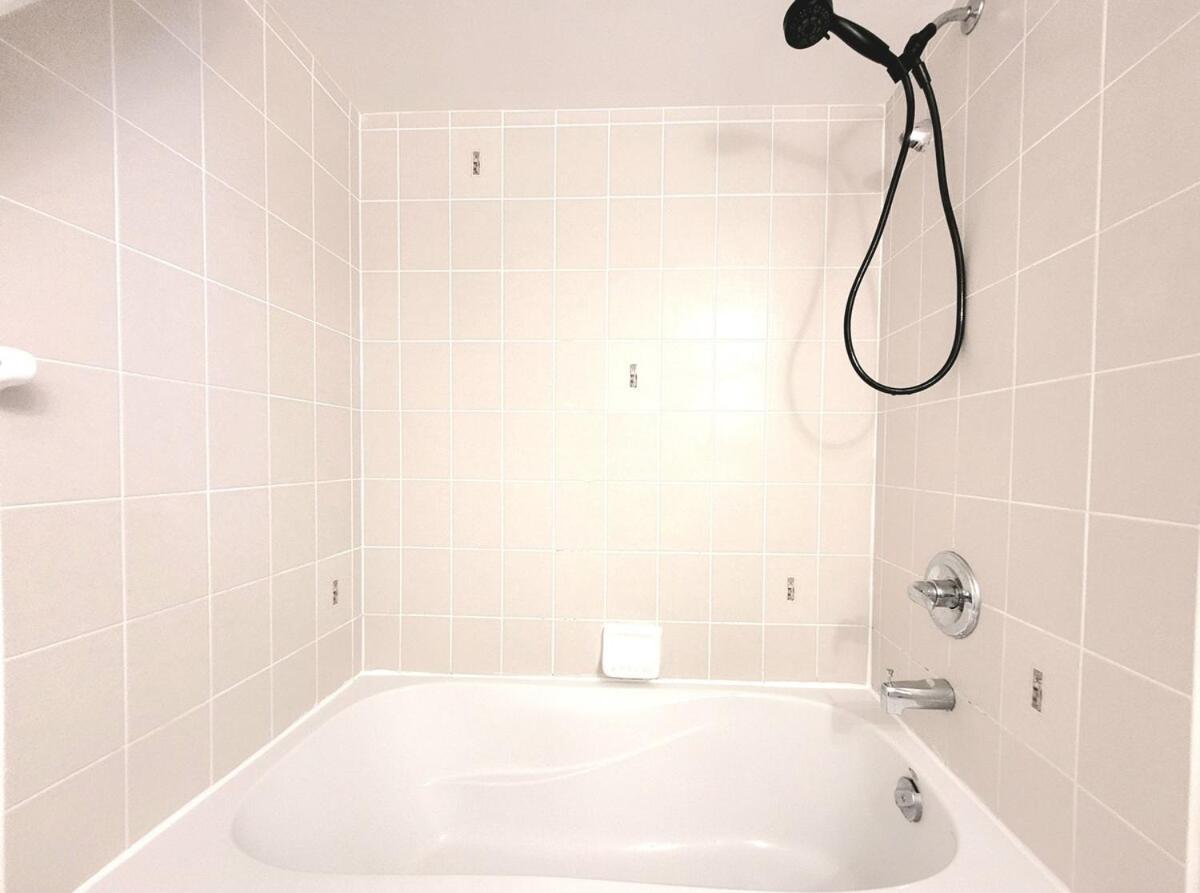 Downtown Spacious Lakeview 2 Beds Salt Water Pool Gym Free Parking Toronto