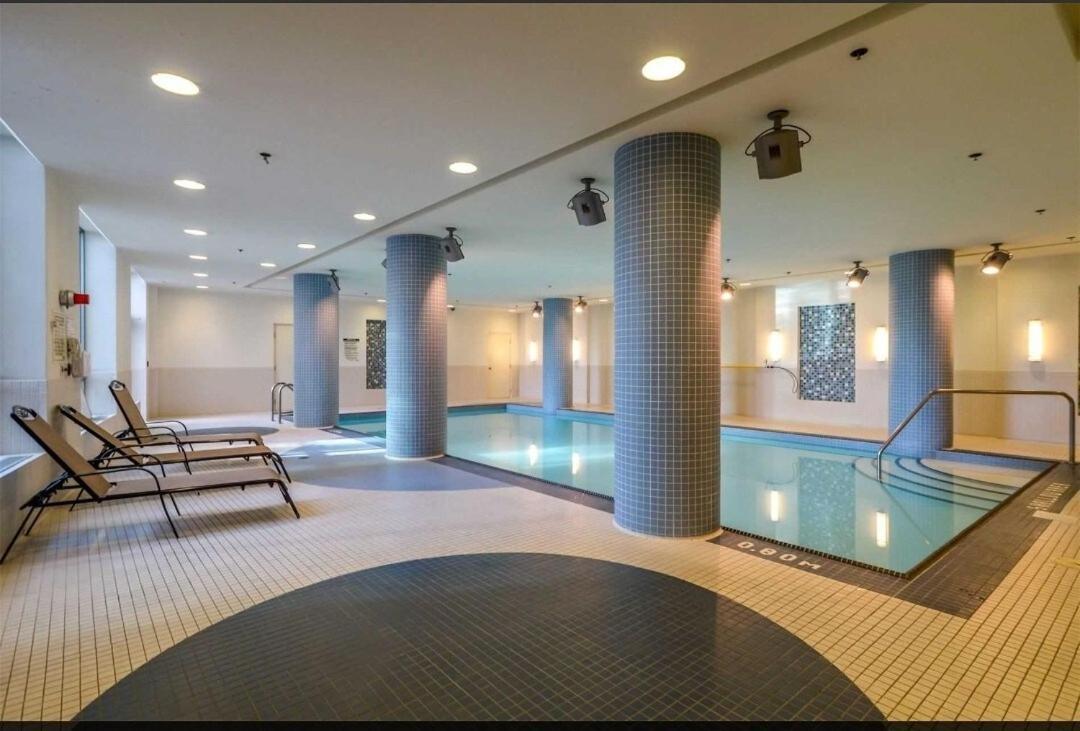 Downtown Spacious Lakeview 2 Beds Salt Water Pool Gym Free Parking Apartment