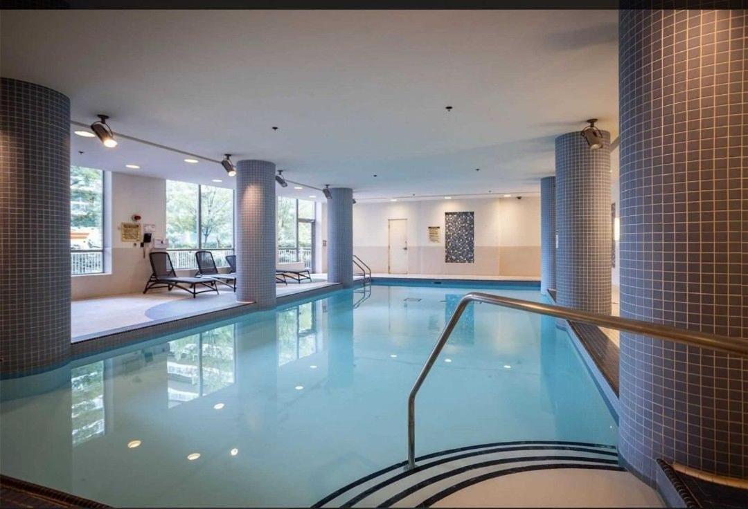 Downtown Spacious Lakeview 2 Beds Salt Water Pool Gym Free Parking Apartment *
