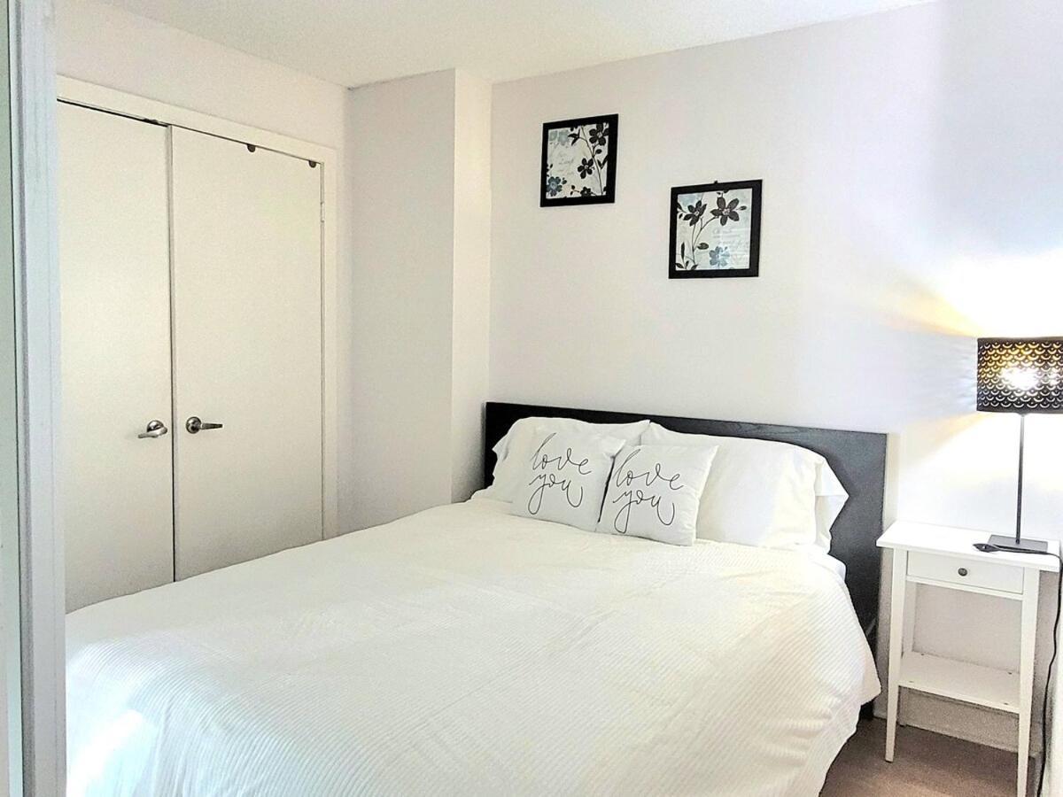 Downtown Spacious Lakeview 2 Beds Salt Water Pool Gym Free Parking Apartment Toronto