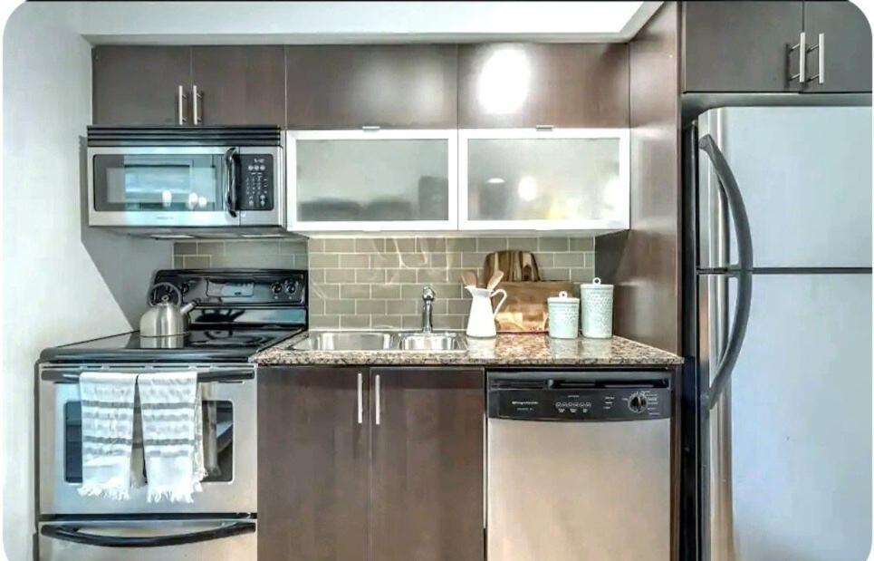 Downtown Spacious Lakeview 2 Beds Salt Water Pool Gym Free Parking Toronto