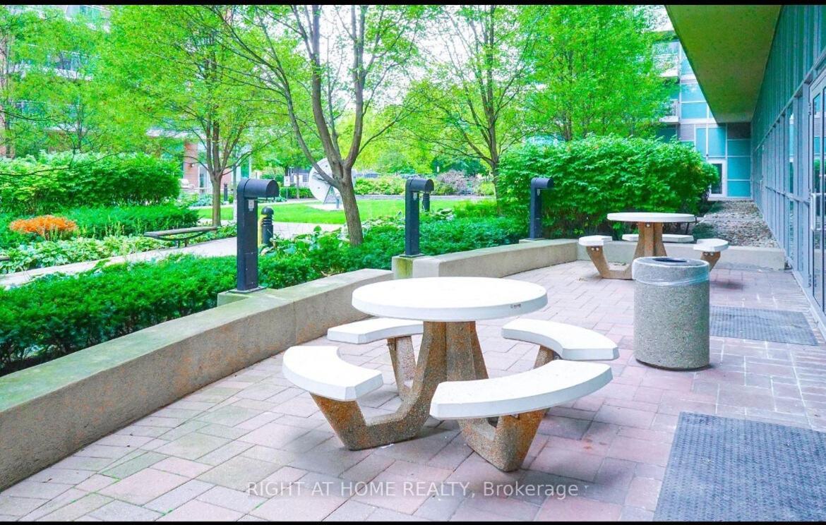 Downtown Spacious Lakeview 2 Beds Salt Water Pool Gym Free Parking Apartment *