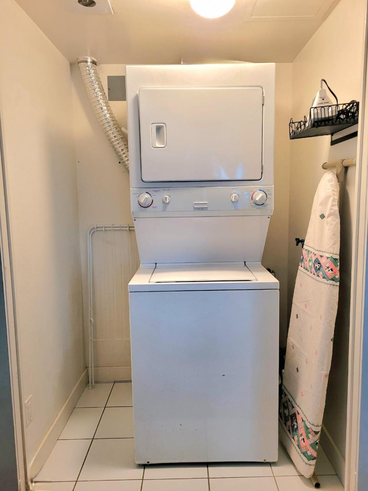 Downtown Spacious Lakeview 2 Beds Salt Water Pool Gym Free Parking Apartment Toronto
