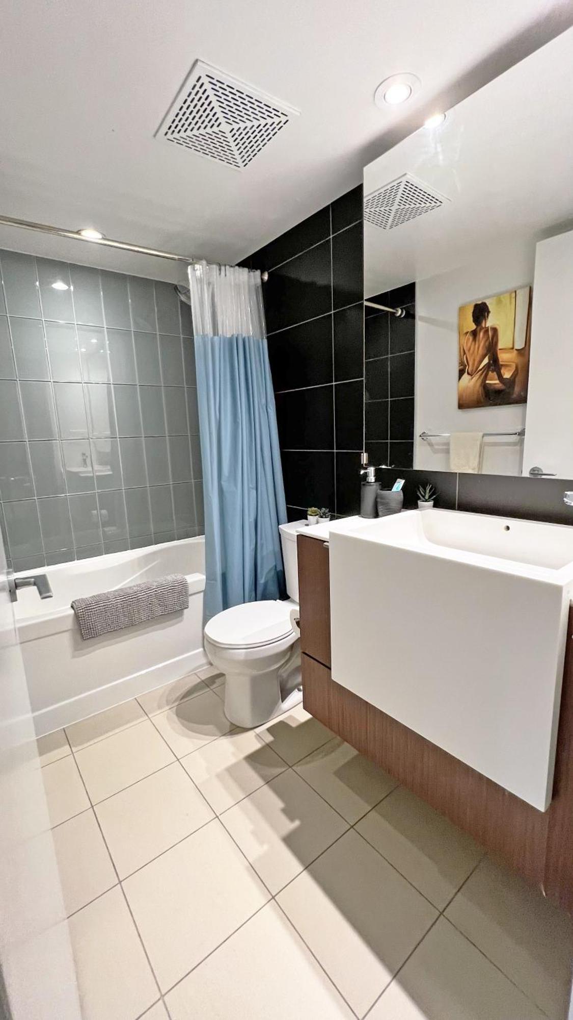 Downtown Oasis-luxury With Balcony & Free Parking * Toronto