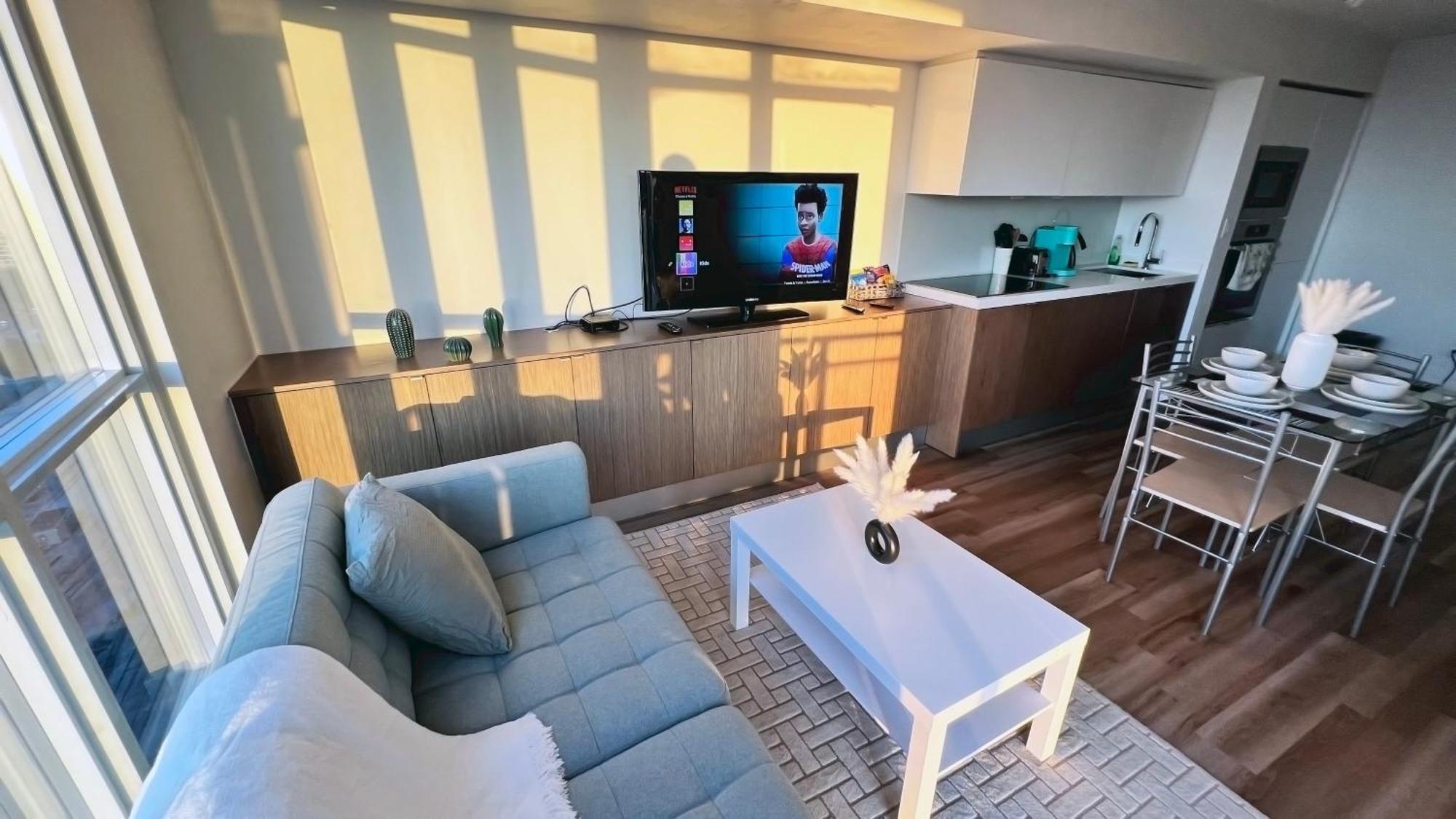 Apartment Downtown Oasis-luxury With Balcony & Free Parking