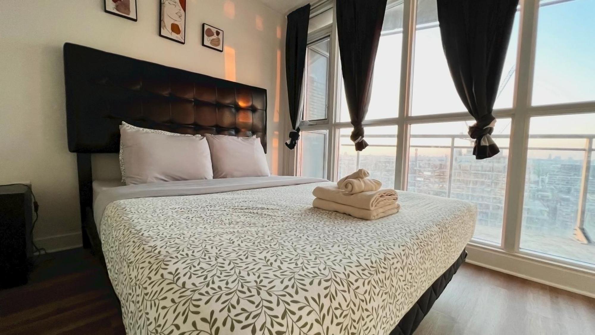 Apartment Downtown Oasis-luxury With Balcony & Free Parking Toronto