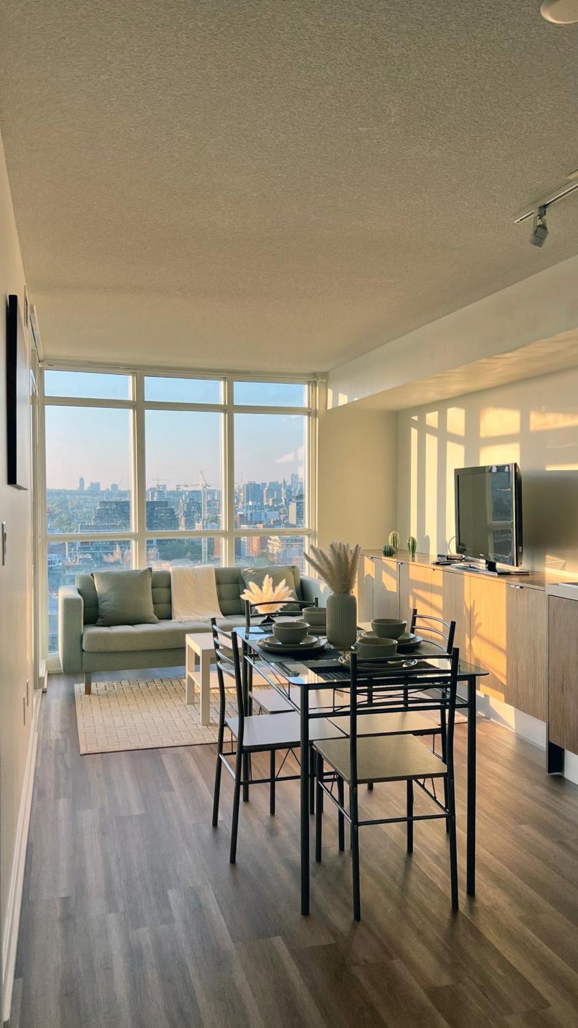 Downtown Oasis-luxury With Balcony & Free Parking Toronto