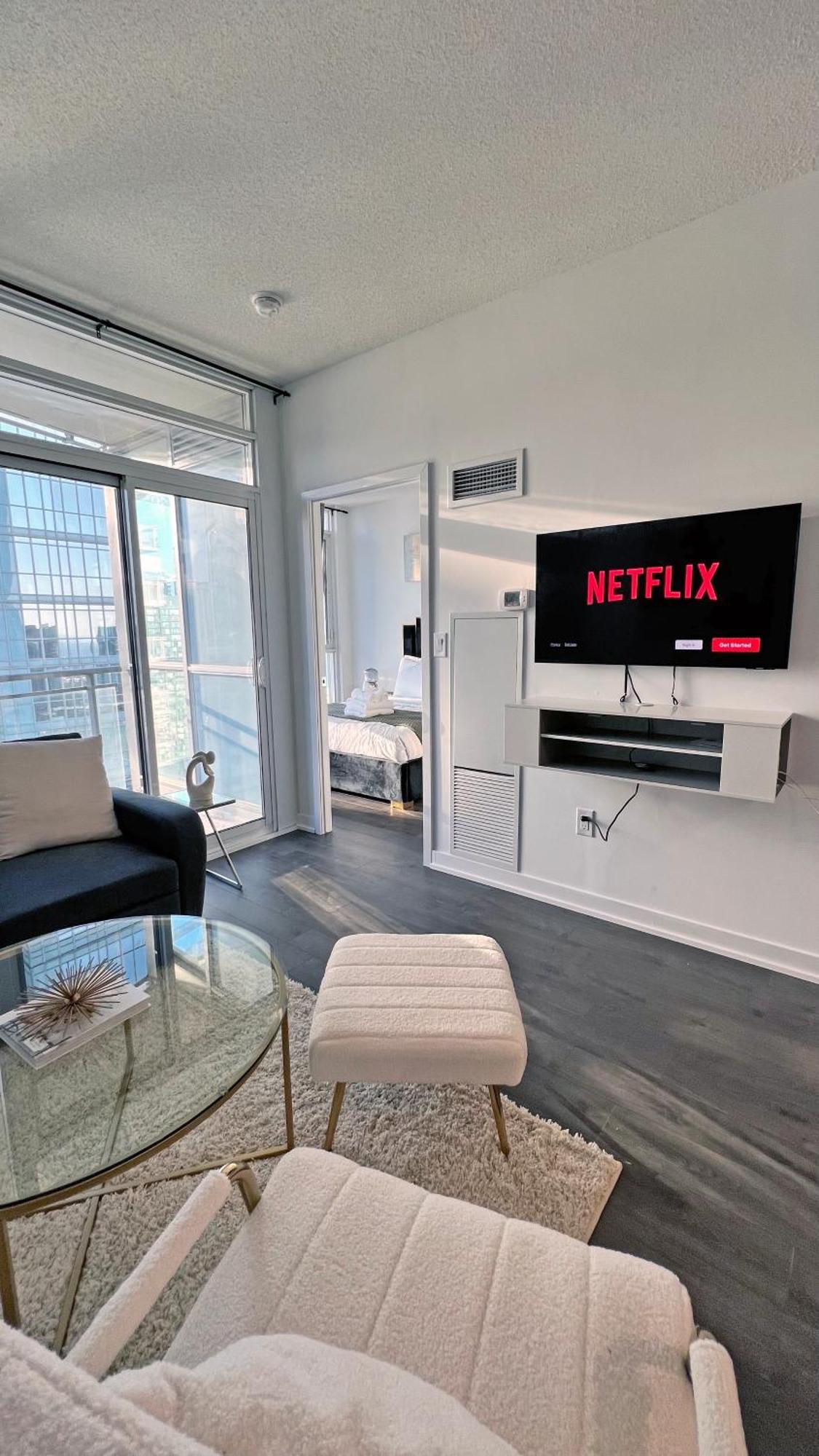 Downtown Oasis-luxury With Balcony & Free Parking * Toronto