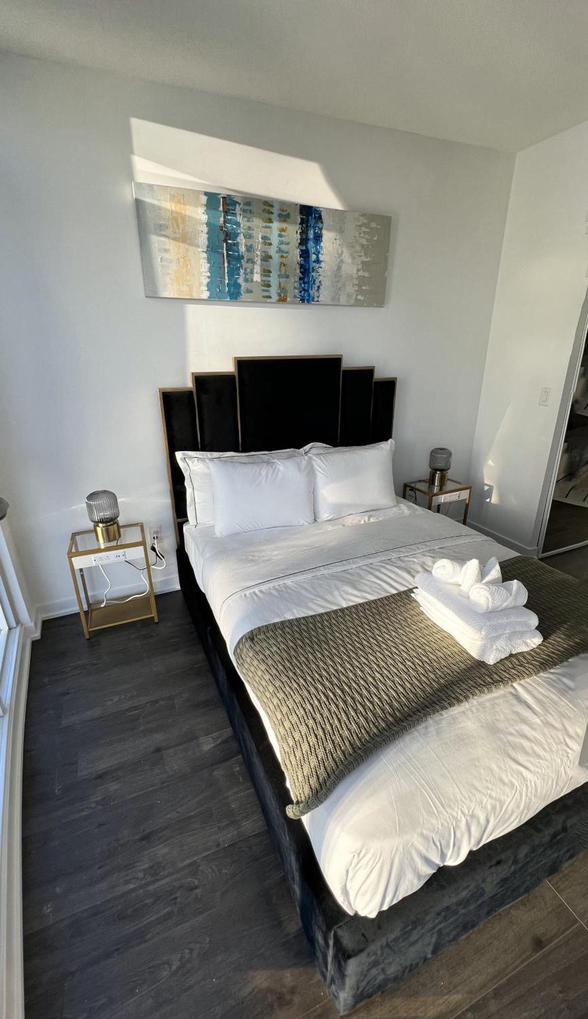 Downtown Oasis-luxury With Balcony & Free Parking Apartment