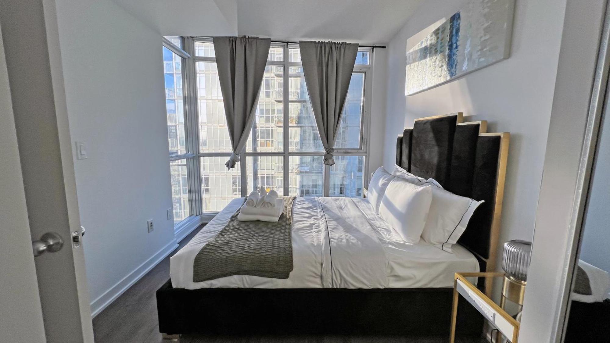 Downtown Oasis-luxury With Balcony & Free Parking Toronto