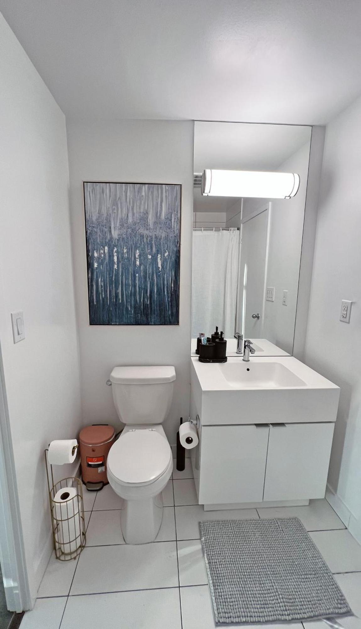 Downtown Oasis-luxury With Balcony & Free Parking Apartment *