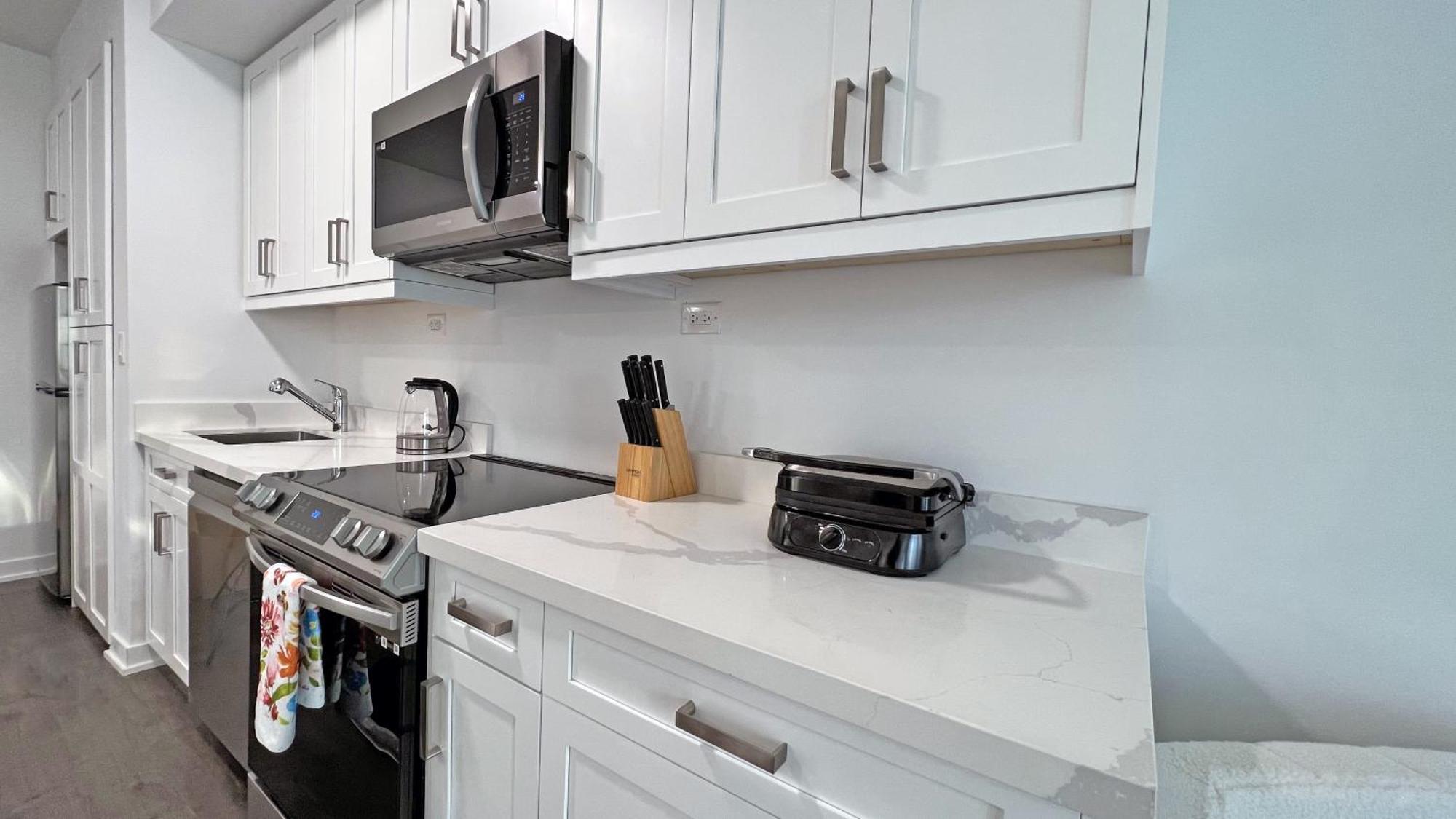 Downtown Oasis-luxury With Balcony & Free Parking Apartment Toronto