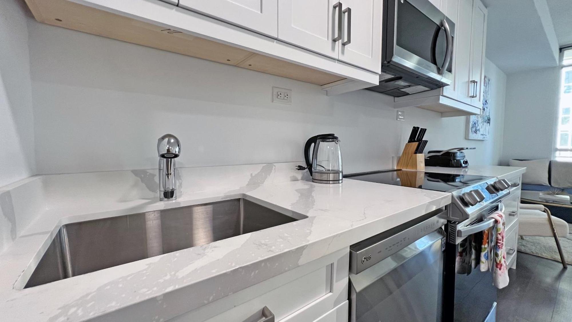 Downtown Oasis-luxury With Balcony & Free Parking