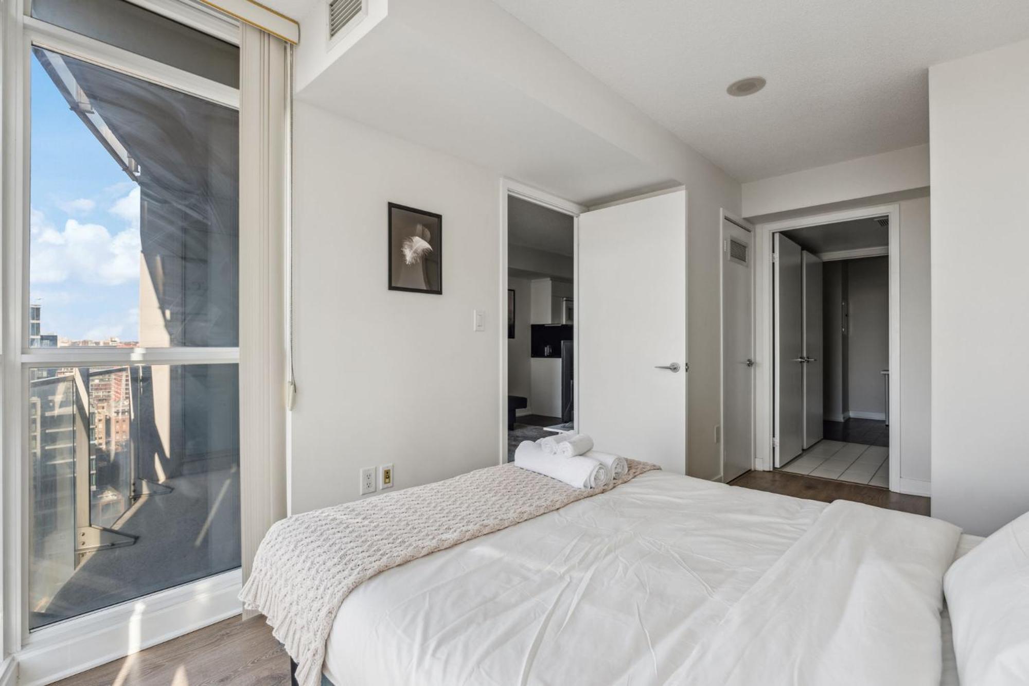 Apartment Elegant Condo, Views , Cityplace Downtown Toronto