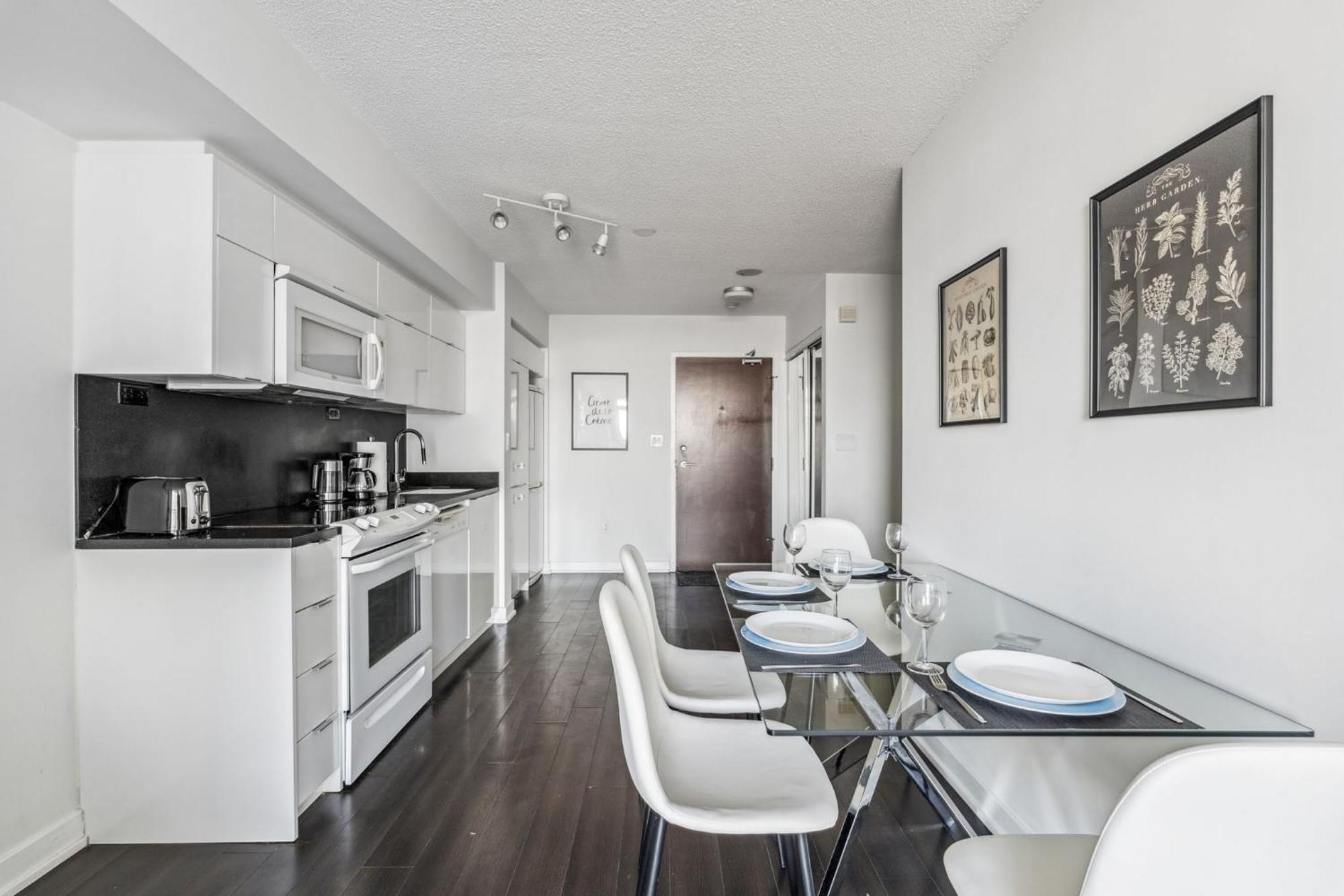 Elegant Condo, Views , Cityplace Downtown Toronto