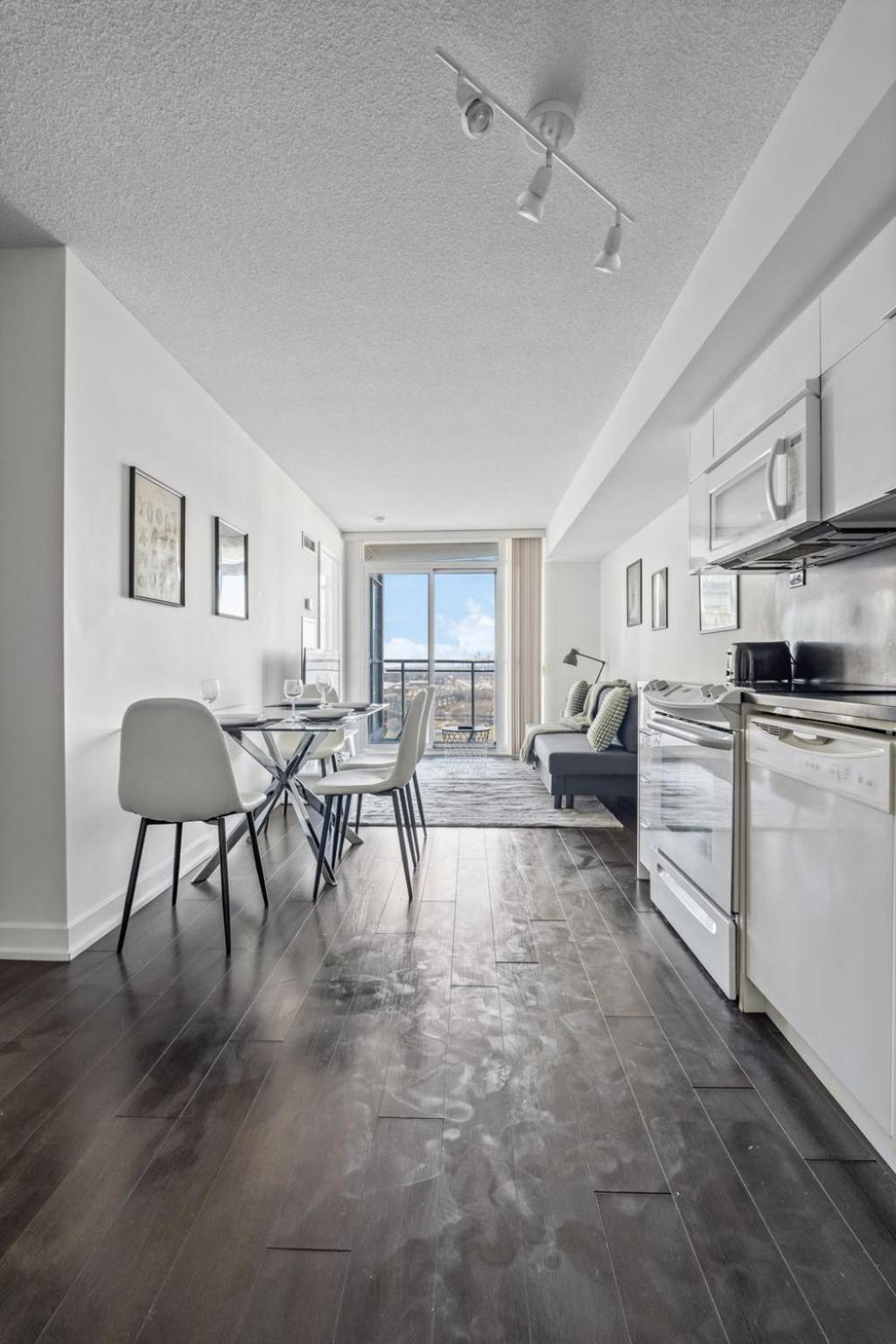 Elegant Condo, Views , Cityplace Downtown Apartment