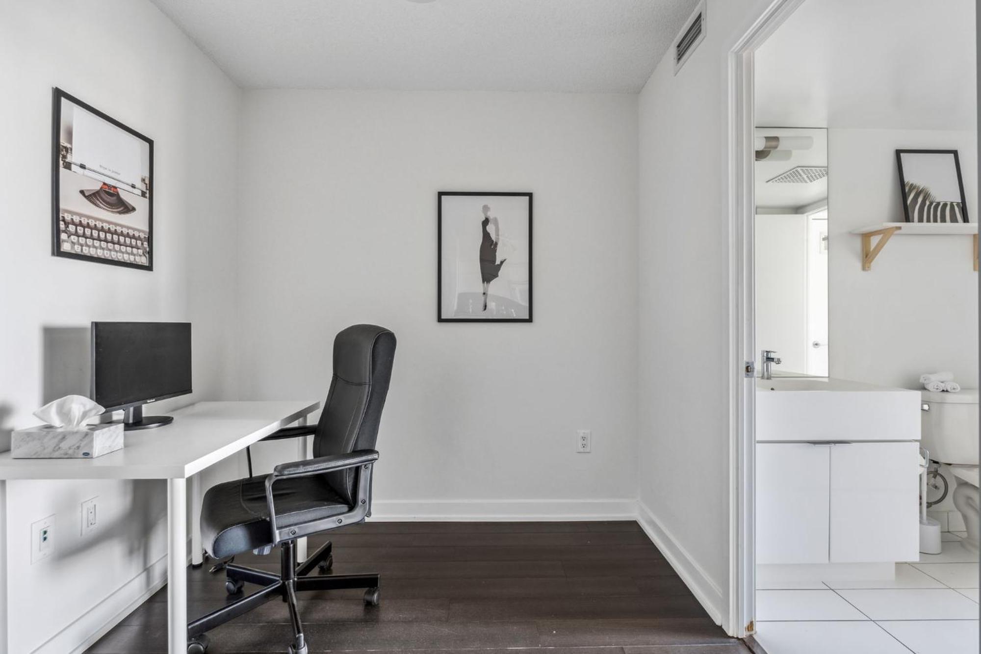 Elegant Condo, Views , Cityplace Downtown Toronto