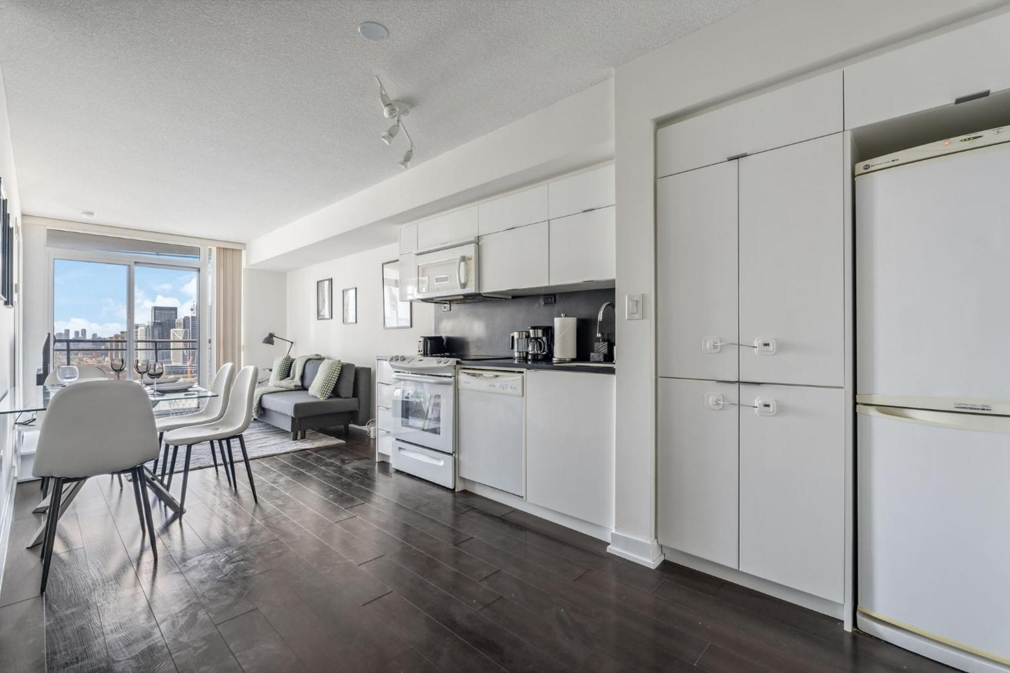 Elegant Condo, Views , Cityplace Downtown Apartment